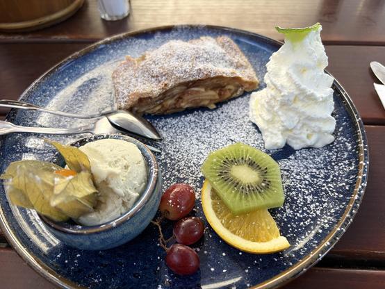 Apfelstrudel mit Vanilleeis